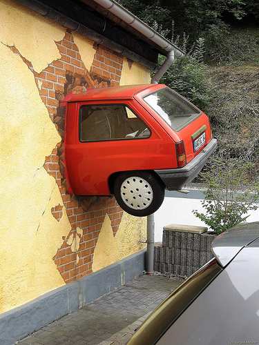Auto Wand Auto kracht in die Wand