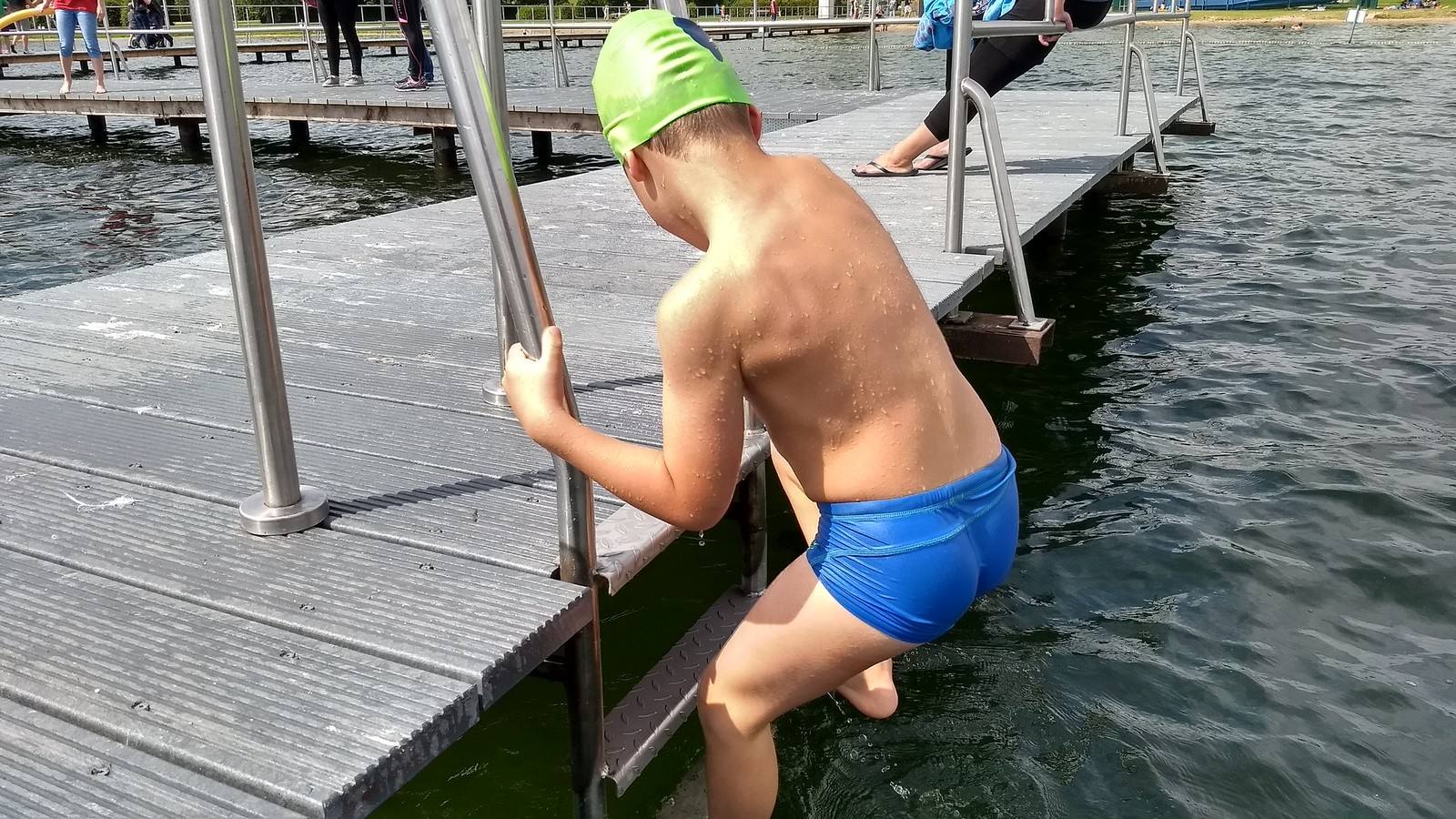 Schwimmer steigt über die Leiter aus dem See