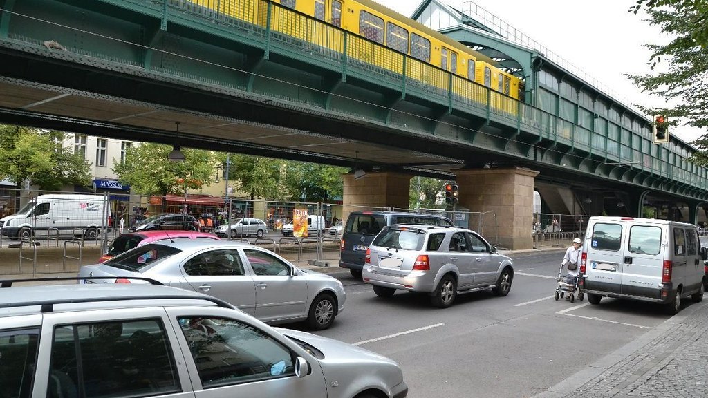 Straße und U-Bahn in Berlin