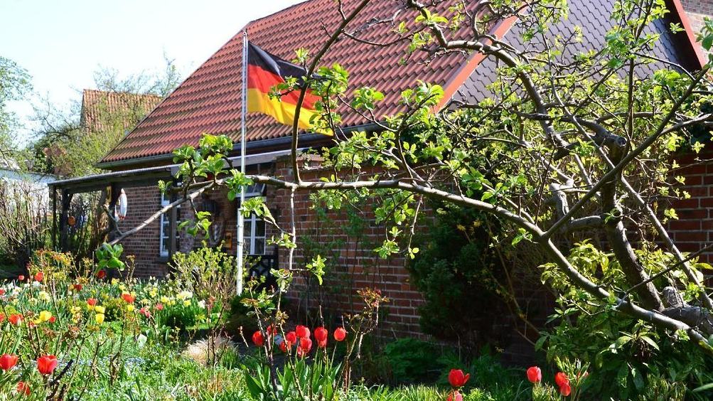 Deutschlandfahne im Garten