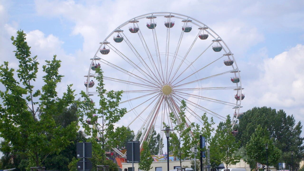 Riesenrad auf dem Volksfest dreht sich im Kreis