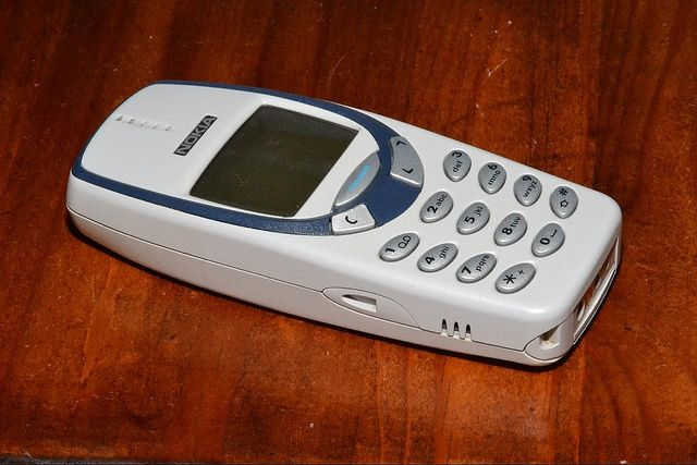Kommunikation früher: Nokia war einmal hipp. Damals hießen die Telefone auch noch nicht Smartphone und dienten nur zum Telefonieren und SMS-schreiben.